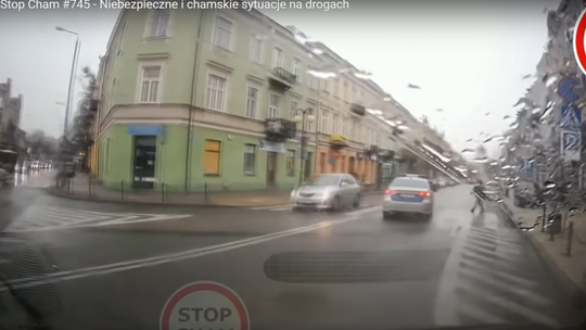 Pojazd Straży Miejskiej nie ustąpił pierwszeństwa pieszemu [wideo]