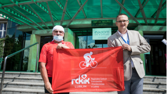 Pokona 2,5 tys. km na rowerze, aby zachęcać do oddawania krwi