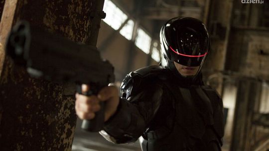 Pół-człowiek, pół-maszyna. W całości glina. Recenzja filmu "RoboCop"