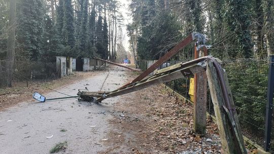 Połamane słupy i przerwy w dostawie prądu