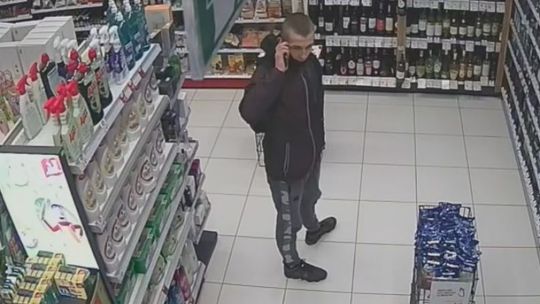 Policja poszukuje sprawcy kradzieży perfum