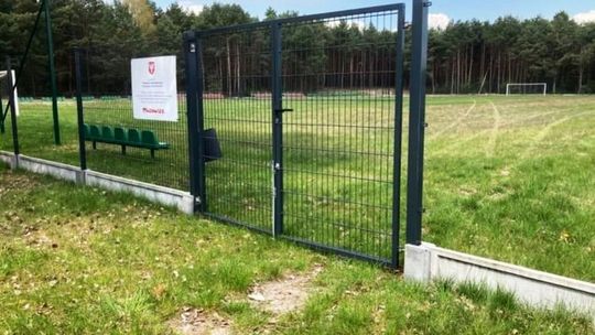 Policja poszukuje świadków kradzieży sprzętu z boiska w Nieznamierowicach