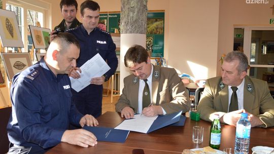 Policja współpracuje z leśnikami