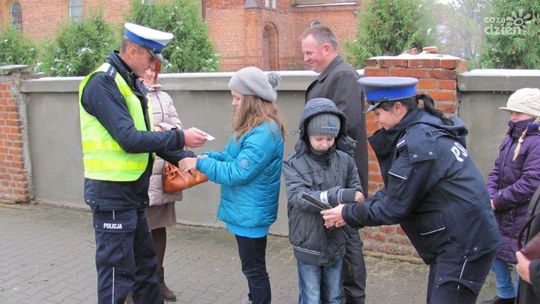 Policjanci i księża wręczali odblaski