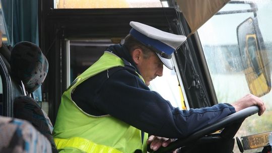 Policjanci kontrolują autokary. Są nieprawidłowości