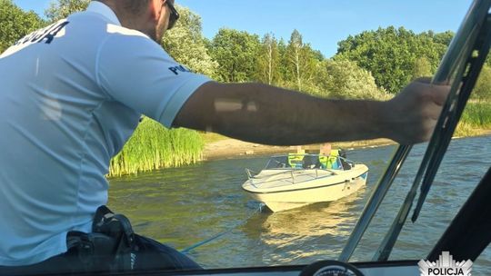 Policjanci pomogli załodze łodzi motorowej