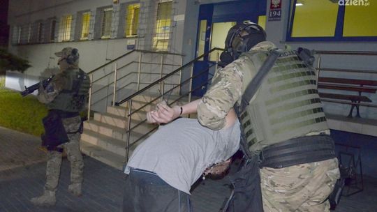 Policjanci przejęli kilogram narkotyków i broń