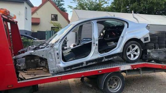 Policjanci ujawnili "dziuplę" ze skradzionymi samochodami