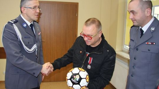 Policjanci wręczyli medal Jurkowi Owsiakowi