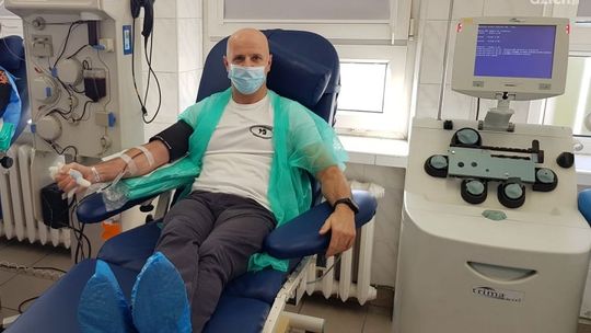 Policjanci z Komendy Miejskiej Policji w Radomiu oddają osocze