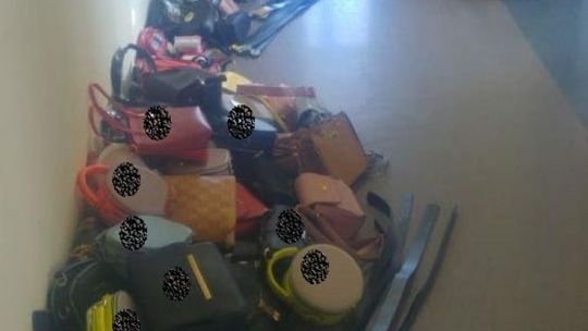 Policjanci zabezpieczyli nielegalną odzież