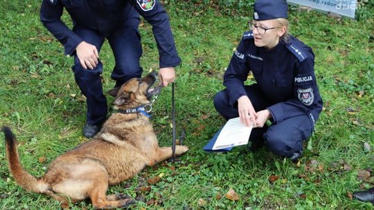 Policyjny pies odszedł na emeryturę. Pozostałe lata spędzi ze swoim przewodnikiem