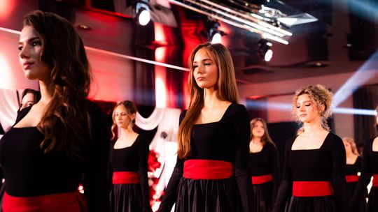 Polonez i zdjęcia ze studniówki III Liceum Ogólnokształcącego im. płk. Dionizego Czachowskiego w Radomiu