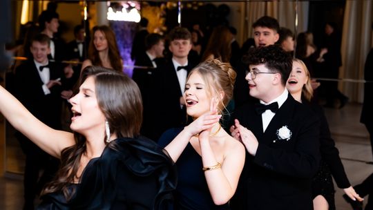 Polonez i zdjęcia ze studniówki Katolickiego Liceum Ogólnokształcącego im. św. Filipa Neri w Radomiu