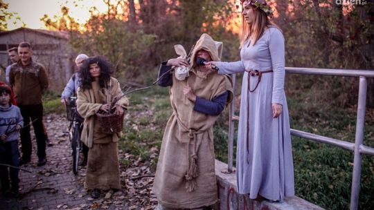 "Polowanie" na czarownice. Spacer on-line