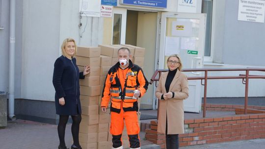 Pomagają w walce z koronawirusem - przekazali kosmetyki do rąk pracownikom szpitala i pogotowia
