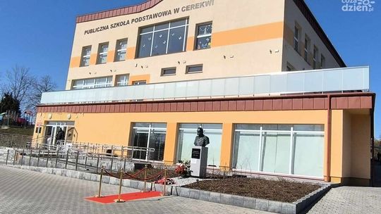 Pomnik marszałka Józefa Piłsudskiego przy szkole w Cerekwi