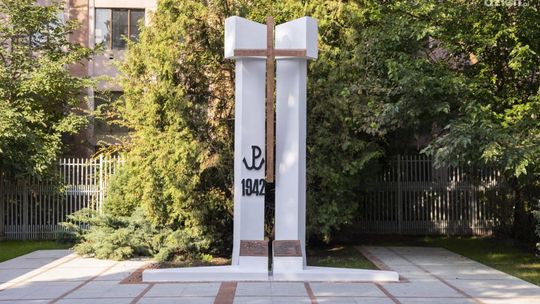 Pomnik upamiętniający zamordowanych pracowników Fabryki Broni odnowiony