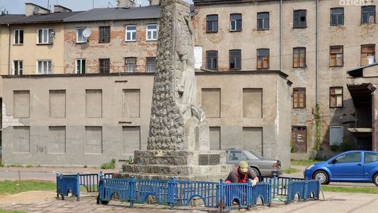 Pomnik Żydów Radomia oczyszczony. Na placu będą ławki