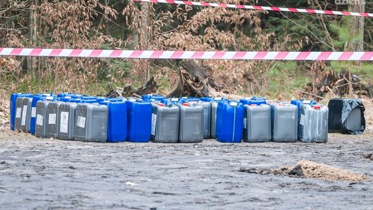 Ponad tysiąc litrów substancji chemicznej w lesie