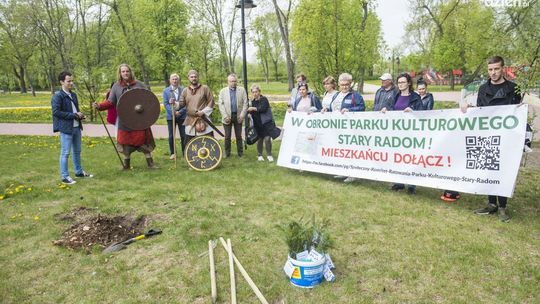 Posadzili symboliczne drzewo w Starym Ogrodzie