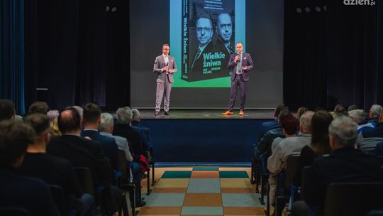 Posłowie KO napisali książkę o aferach z udziałem polityków PiS