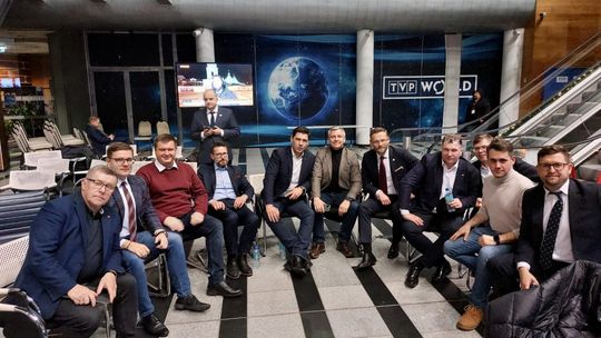 Posłowie PiS protestują w siedzibie TVP. Wśród nich nasi parlamentarzyści Posłowie PiS protestują w siedzibie TVP. Wśród nich nasi parlamentarzyści