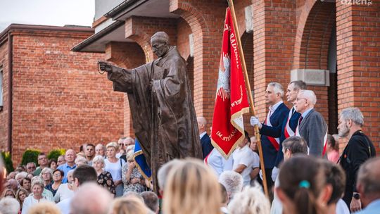 Poświęcony pomnik kard. Stefana Wyszyńskiego