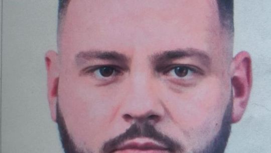 Poszukiwany mężczyzna, który staranował policyjny radiowóz