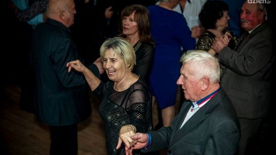 Potańcówka dla seniorów w DK Idalin (zdjęcia)