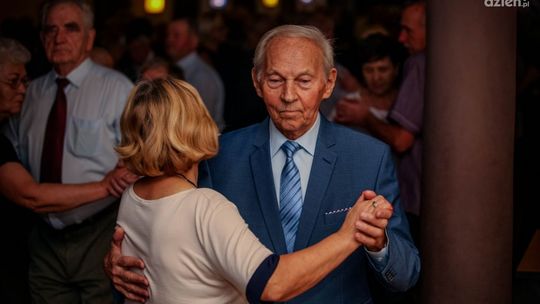 Potańcówka dla seniorów w Domu Kultury Idalin