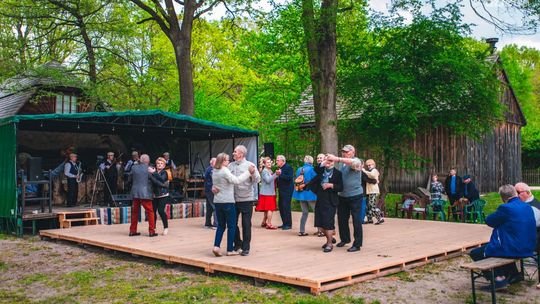 Potańcówka „Pod dębem”