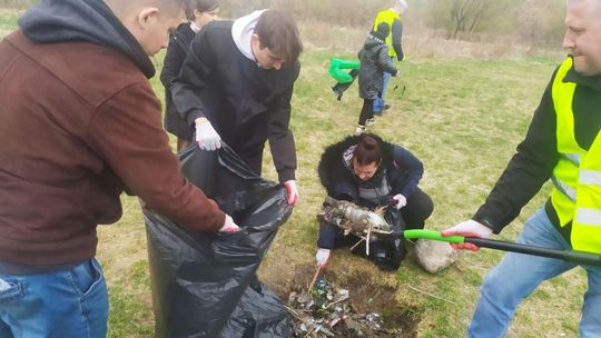 Potłuczone szkło i popiół. To wywożą na Piotrówkę