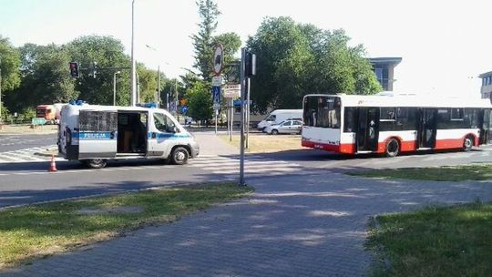 Potrącenie na rondzie ks. Romana Kotlarza