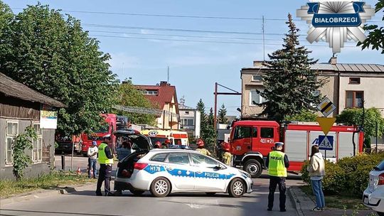 Potrącenie rowerzysty na skrzyżowaniu. 75-latek trafił do szpitala