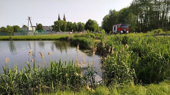 Powiat zwoleński. Samochód wpadł do stawu 