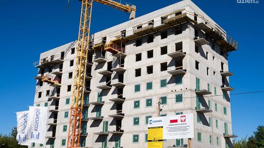 Powstaje blok na skrzyżowaniu ul. Piastowskiej i Łokietka. Jak idą prace?