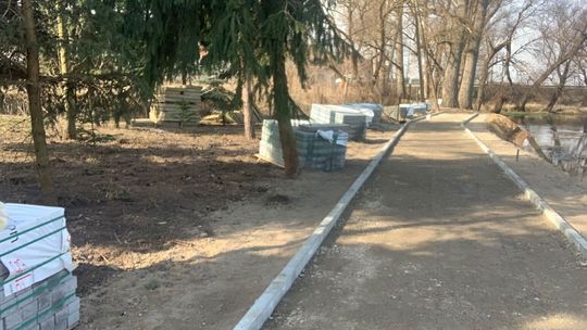 Powstaje chodnik przy jeziorze w Białobrzegach