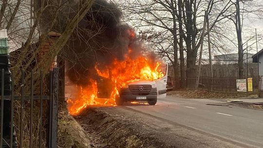 Pożar busa pod Grójcem. Pasażer poparzony