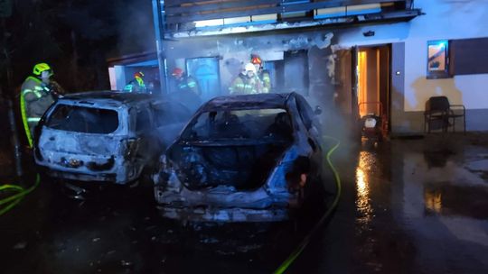 Pożar dwóch aut i elewacji budynku w Jedlni-Letnisku