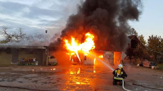 Pożar garażu w Wierzbicy. Straty szacowane na 150 tys. zł 
