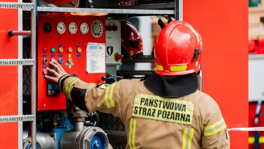 Pożar mieszkania na poddaszu bloku przy ul. Tokarskiej w Radomiu Pożar mieszkania na poddaszu bloku przy ul. Tokarskiej w Radomiu