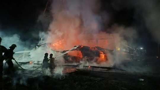 Pożar pelleciarki i hali magazynowej w Pionkach