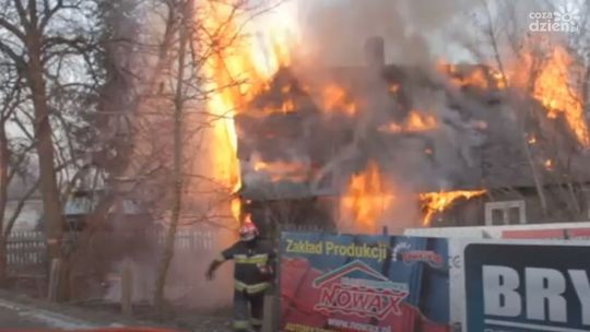 Pożar przy ul. Kozienickiej. Poparzony mężczyzna [WIDEO]