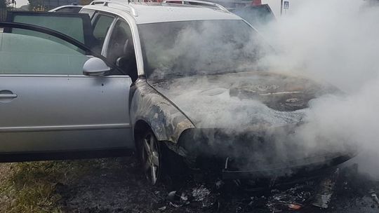 Pożar samochodu na drodze wojewódzkiej w powiecie lipskim  