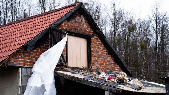 Pożar strawił mieszkanie młodej rodziny spod Radomia... Pożar strawił mieszkanie młodej rodziny spod Radomia...