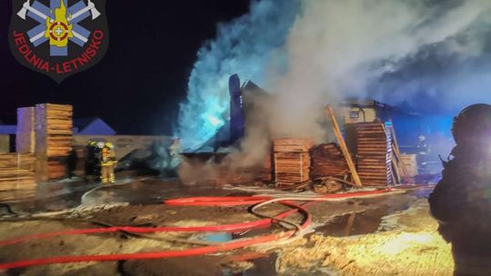 Pożar tartaku w Jedlni. Straty na 1,5 mln zł