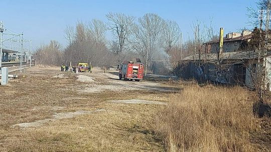 Pożar traw przy torach. Ciężko poparzony mężczyzna