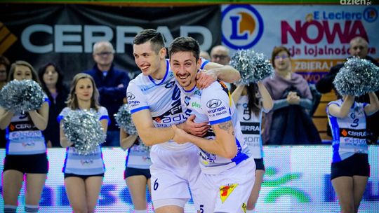 Pożar ugaszony. Czarni rozbili Będzin