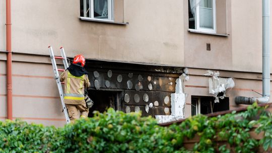 Pożar w bloku przy Batorego. Kobieta i dwoje dzieci w szpitalu. Zobacz zdjęcia